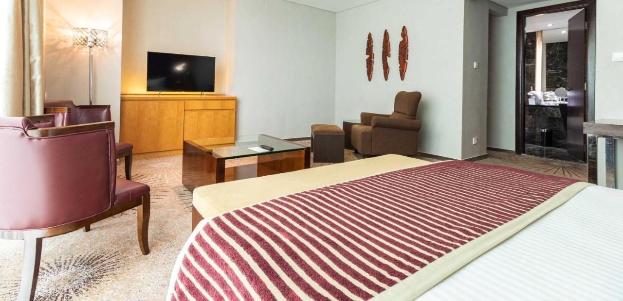 Cambridge Hotel Medan Zewnętrze zdjęcie