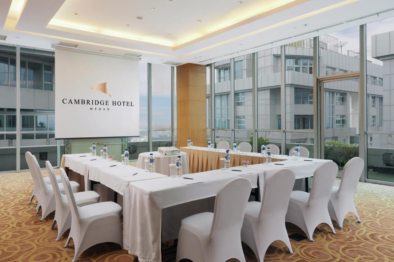 Cambridge Hotel Medan Zewnętrze zdjęcie
