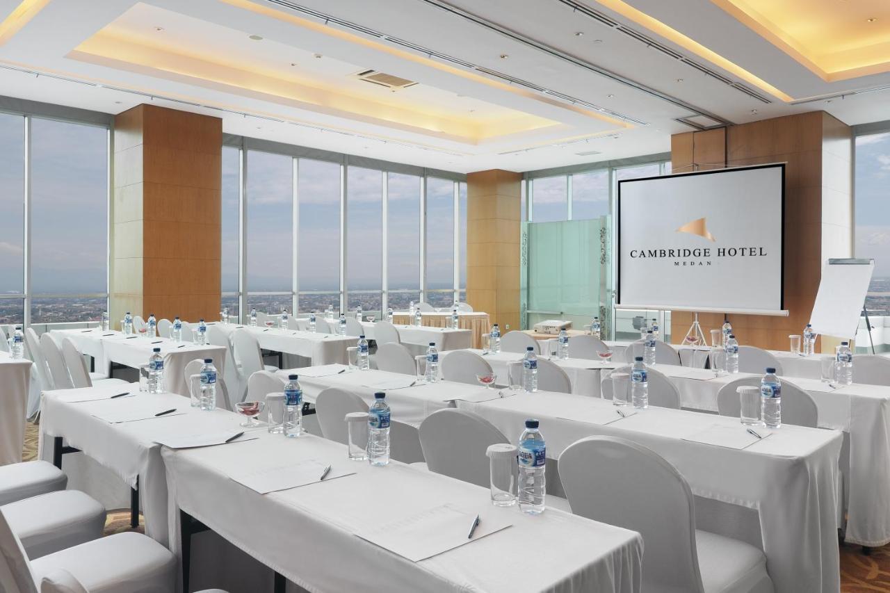 Cambridge Hotel Medan Zewnętrze zdjęcie